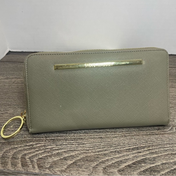 Steve Madden Green Wallet with Gold Accent. Zip clutch. Faux leather. Pre-owned. - Picture 1 of 8